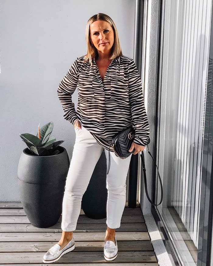 Iona wearing silver loafers and white jeans | 40plusstyle.com